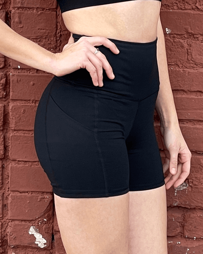 Jolie short de sport taille haute avec poches sur les hanches