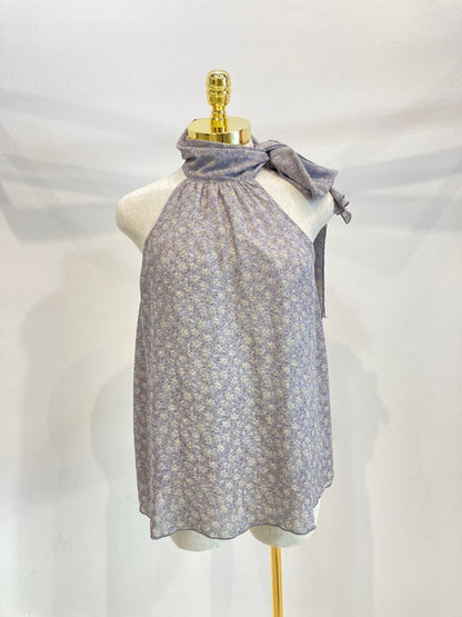 Top sin mangas con estampado floral y cuello halter con detalle de lazo