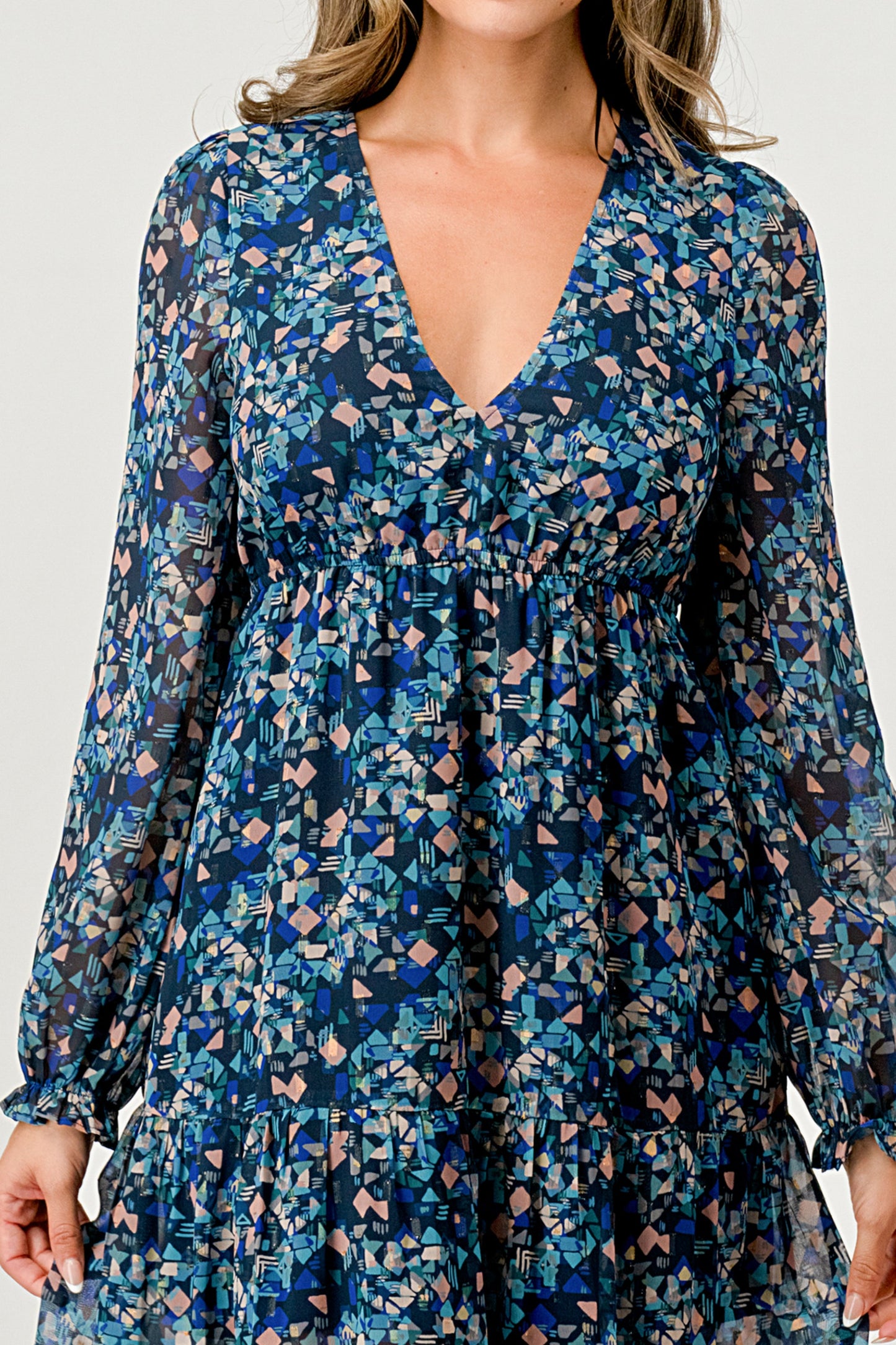 Vestido largo con mangas largas y abertura lateral