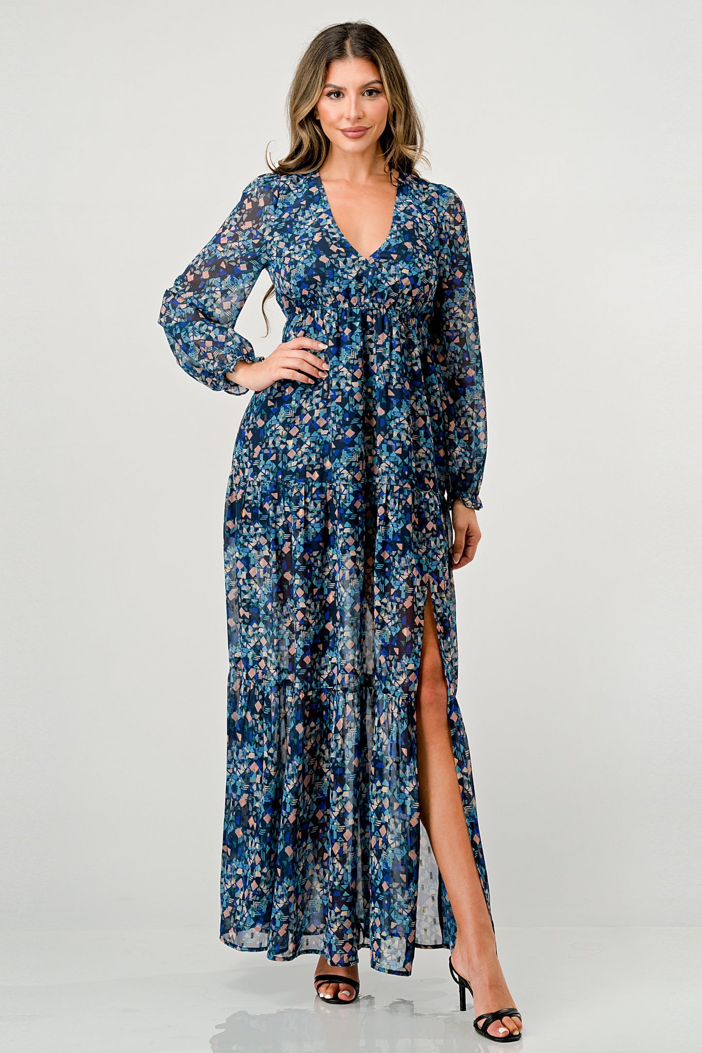 Vestido largo con mangas largas y abertura lateral