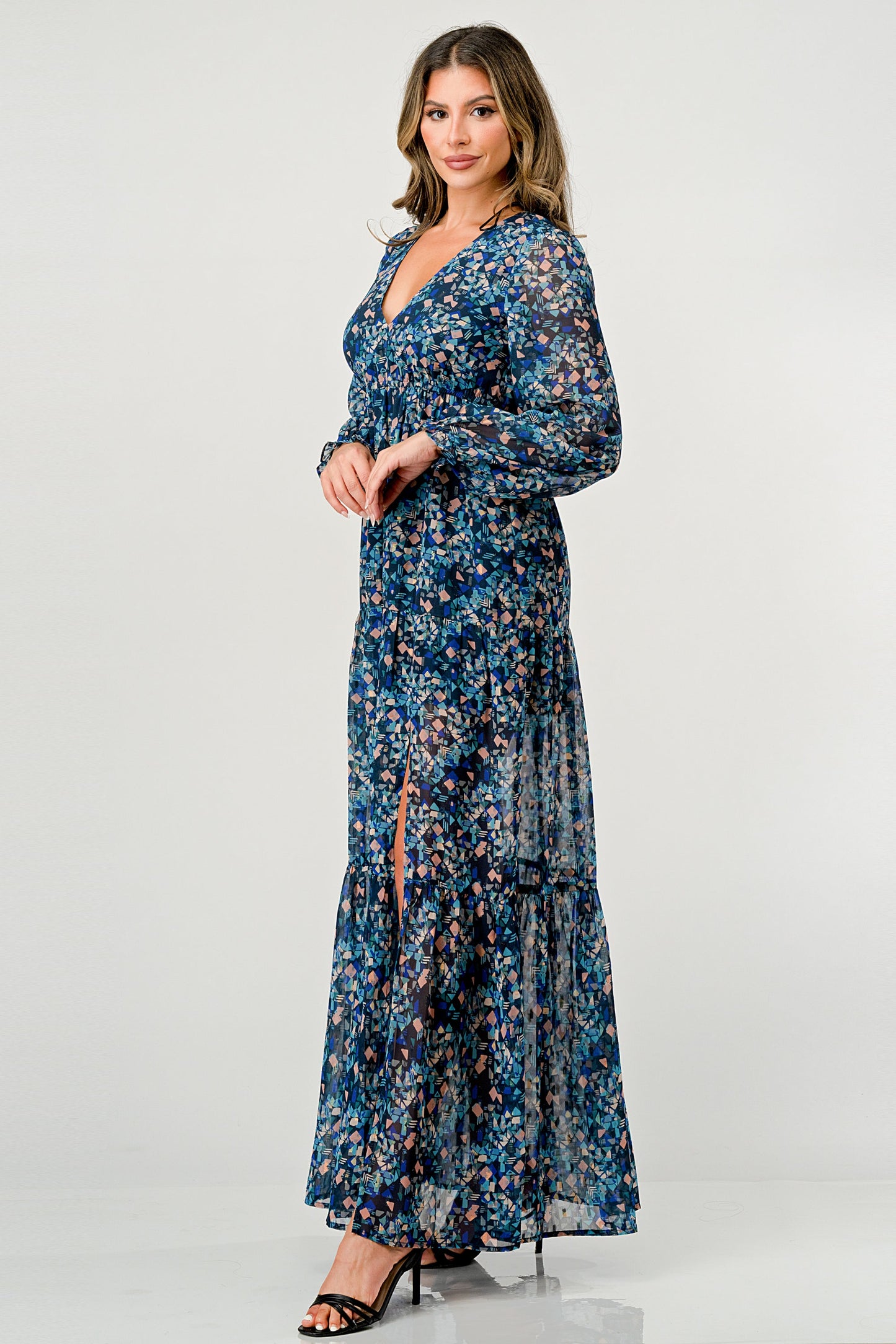 Vestido largo con mangas largas y abertura lateral