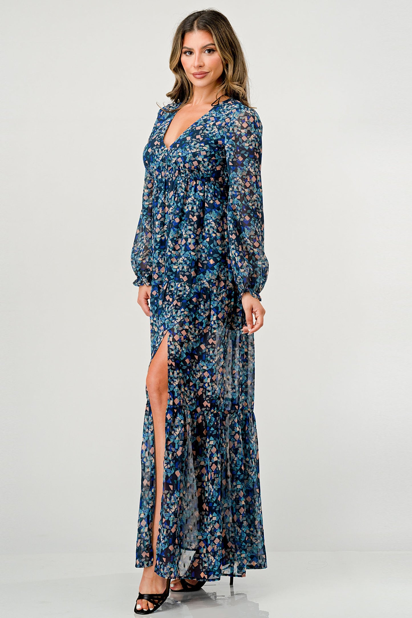 Vestido largo con mangas largas y abertura lateral