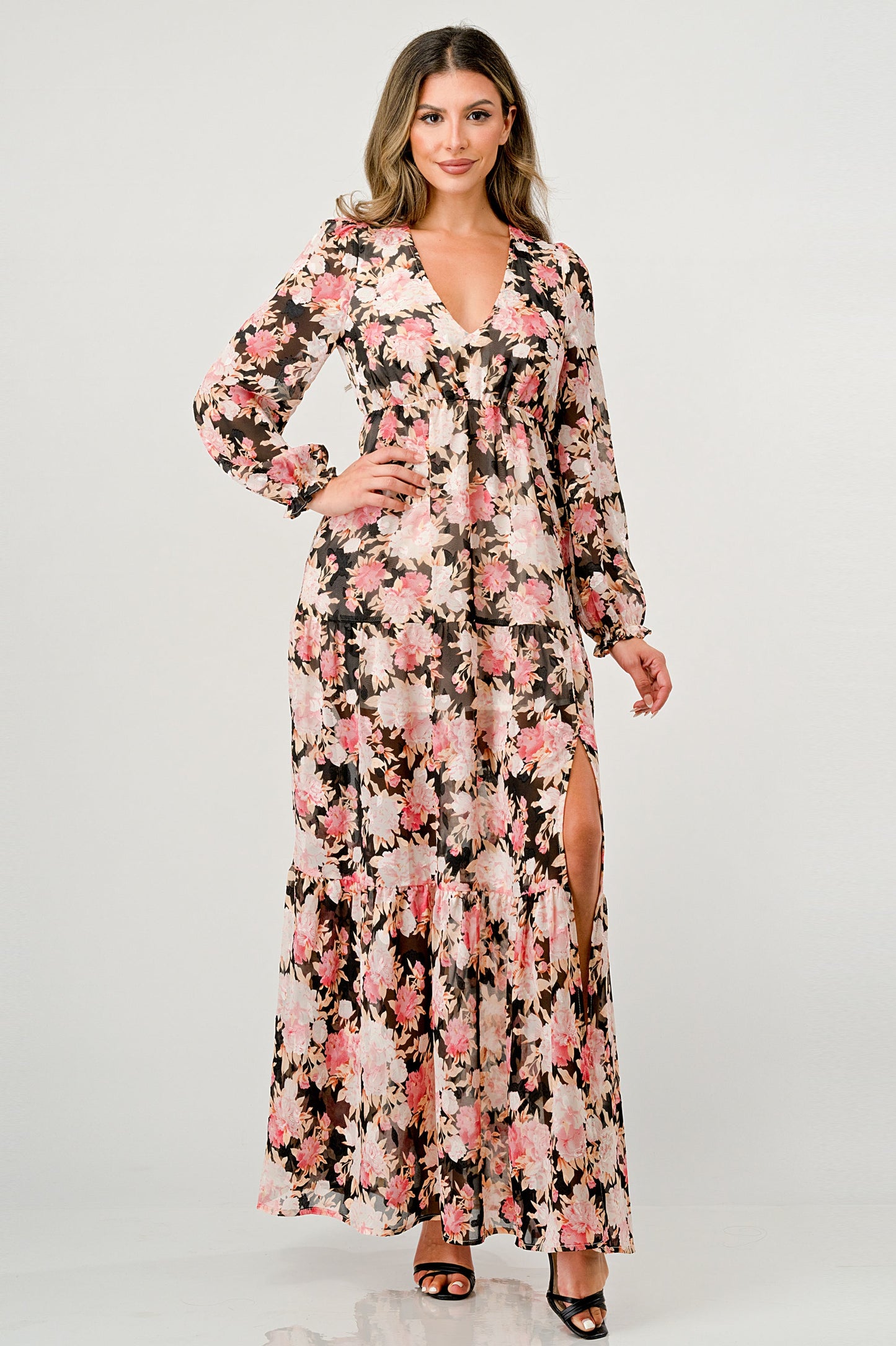 Vestido largo de manga larga con abertura alta y falda escalonada