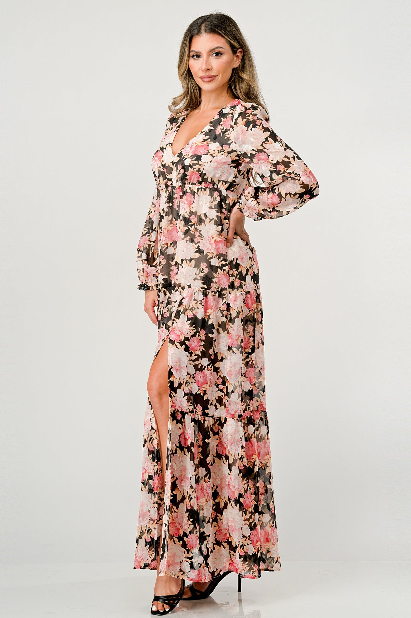 Vestido largo de manga larga con abertura alta y falda escalonada