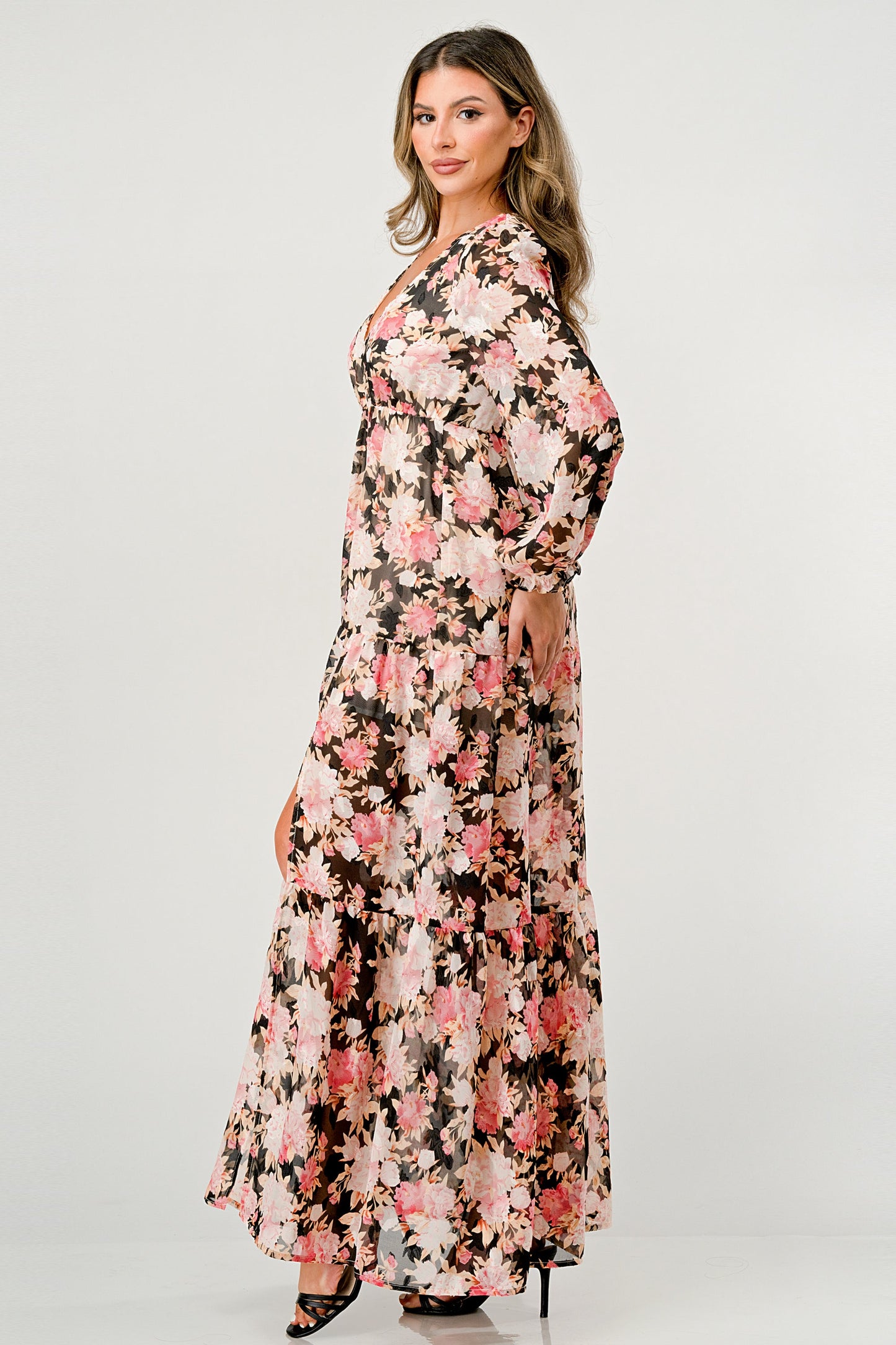Vestido largo de manga larga con abertura alta y falda escalonada