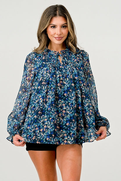 Blusa de manga larga con estampado transparente y detalle fruncido