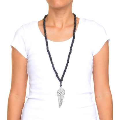 Collar de alas de cuero hecho en Haití