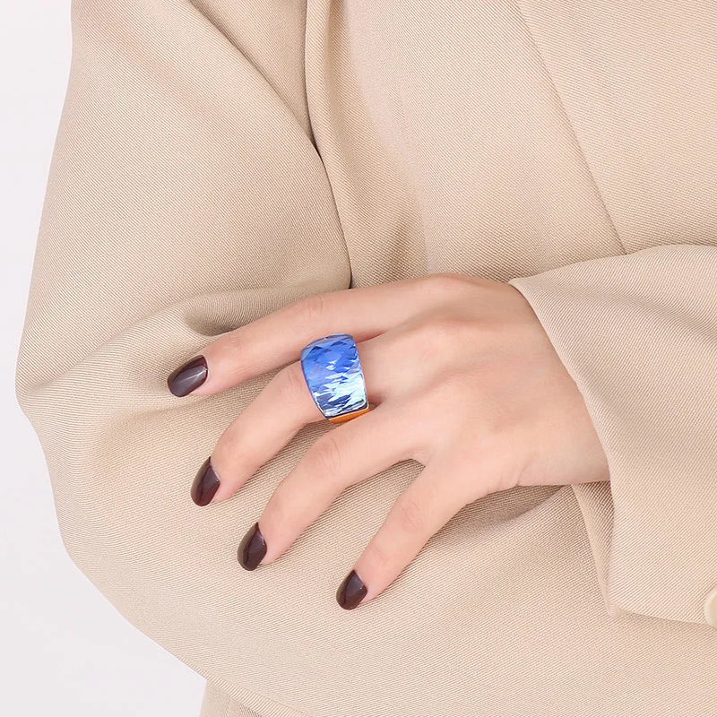 Anillo grande con piedra de cristal