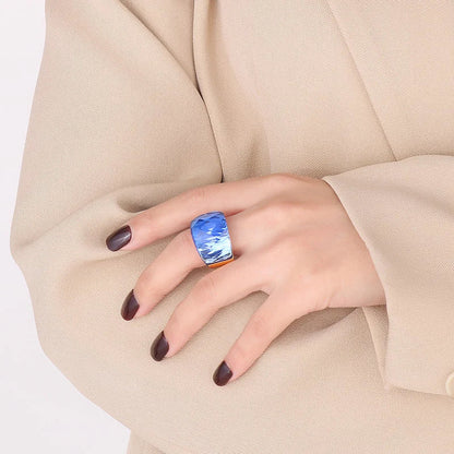 Anillo grande con piedra de cristal