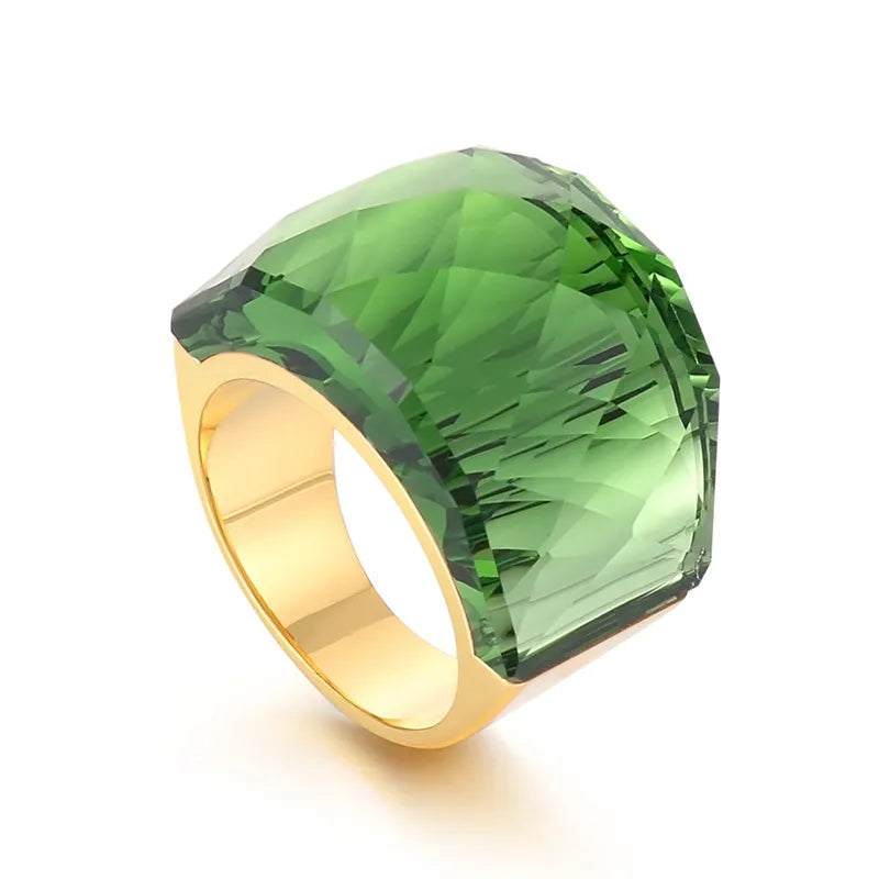 Anillo grande con piedra de cristal