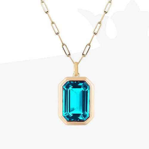 Hermoso collar con colgante de cristal cuadrado geométrico