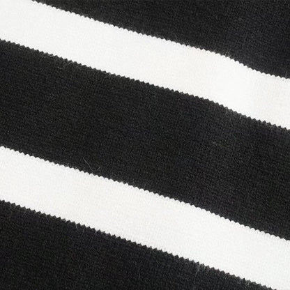 Suéter de punto a rayas blancas y negras