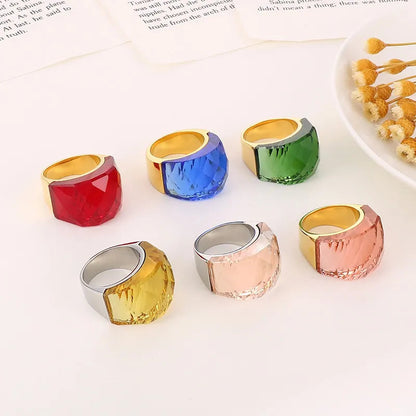 Anillo grande con piedra de cristal