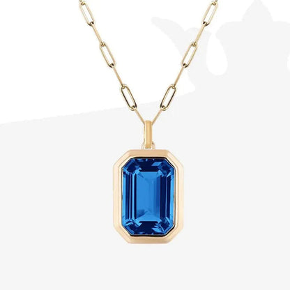Hermoso collar con colgante de cristal cuadrado geométrico
