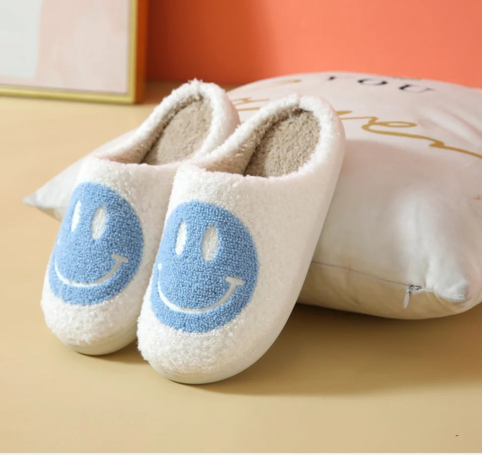 Pantuflas con cara sonriente feliz