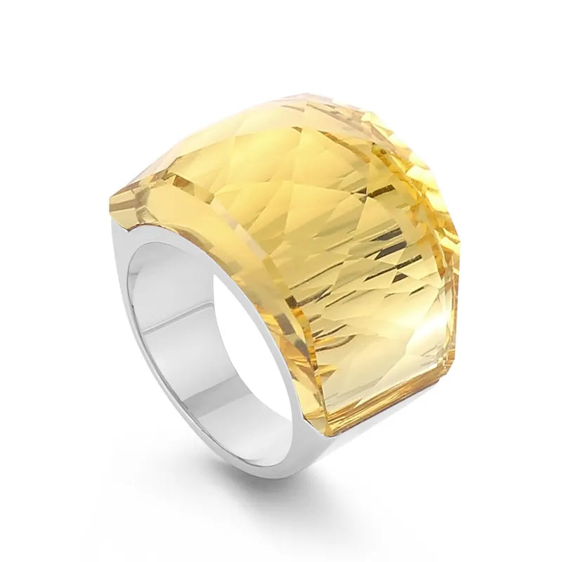 Anillo grande con piedra de cristal