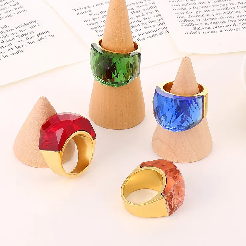 Anillo grande con piedra de cristal
