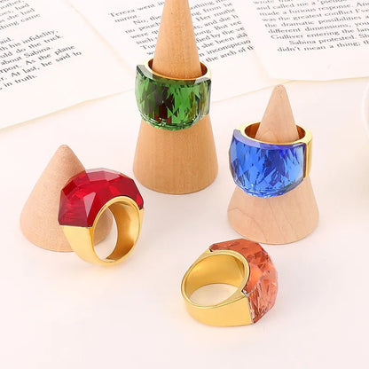 Anillo grande con piedra de cristal
