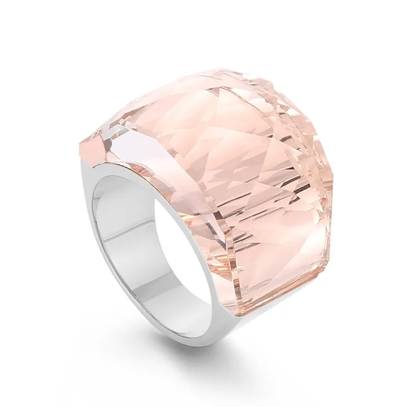 Anillo grande con piedra de cristal
