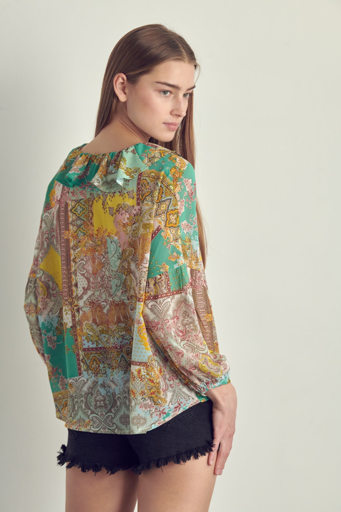 Blusa de patchwork con cuello en V y volantes