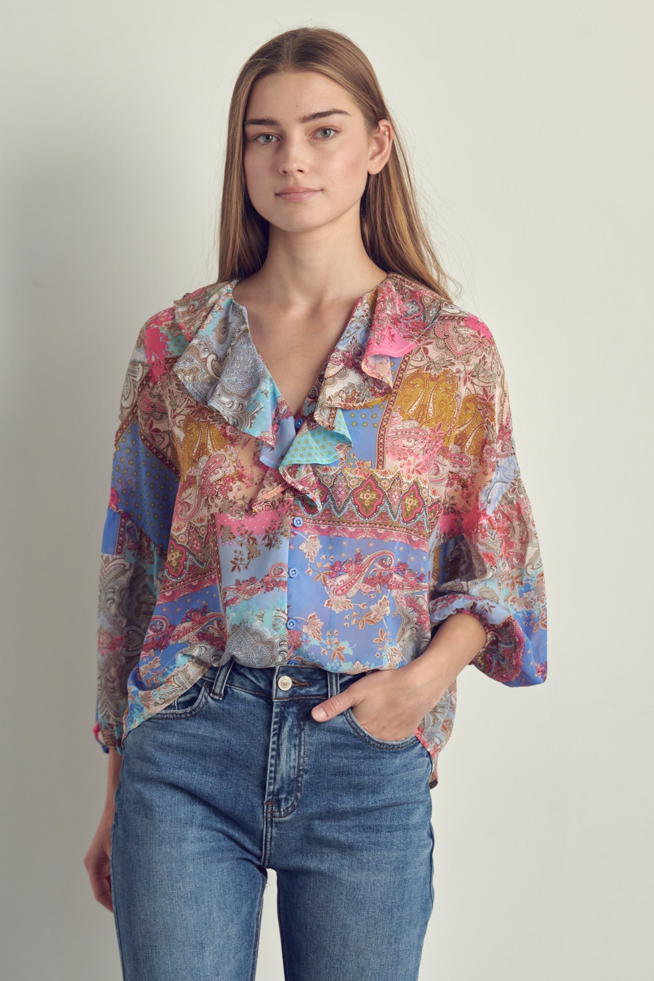 Blusa de patchwork con cuello en V y volantes