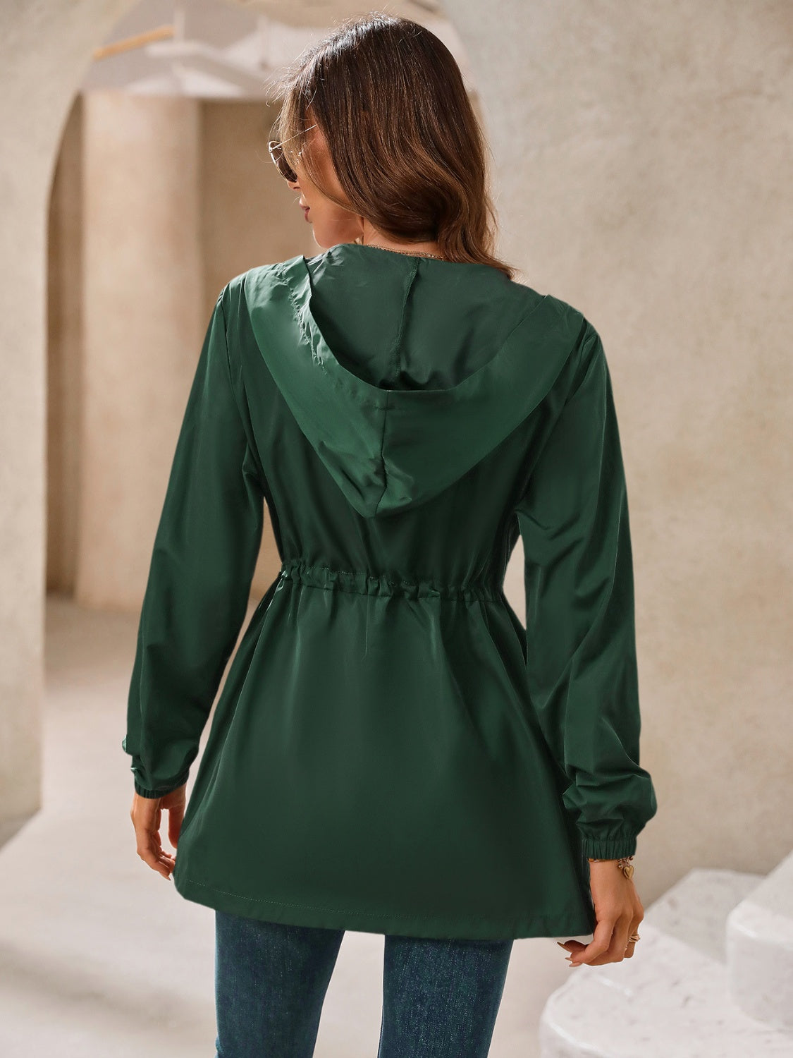 Chaqueta cortavientos impermeable de manga larga con capucha para exteriores de Ivy Lane