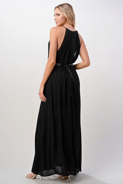 Vestido largo con cuello halter y detalle de cuentas en la cintura
