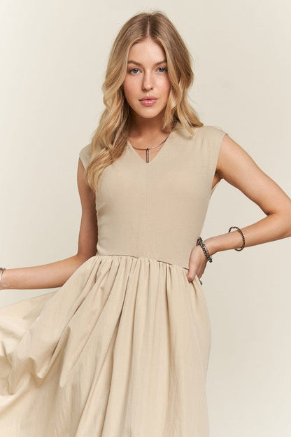 Robe à manches courtes et col en V ADORA