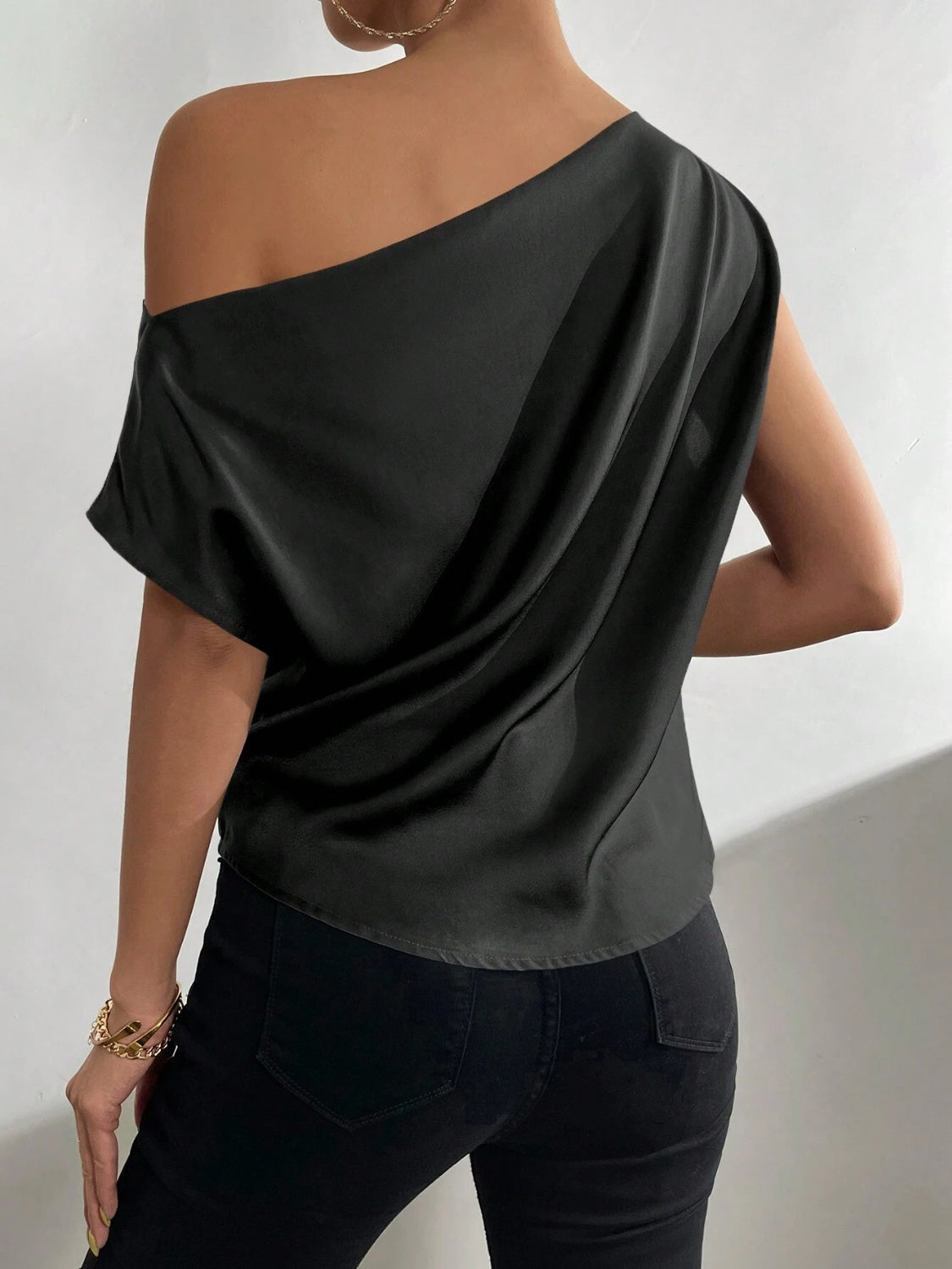 Blusa fruncida de un solo hombro