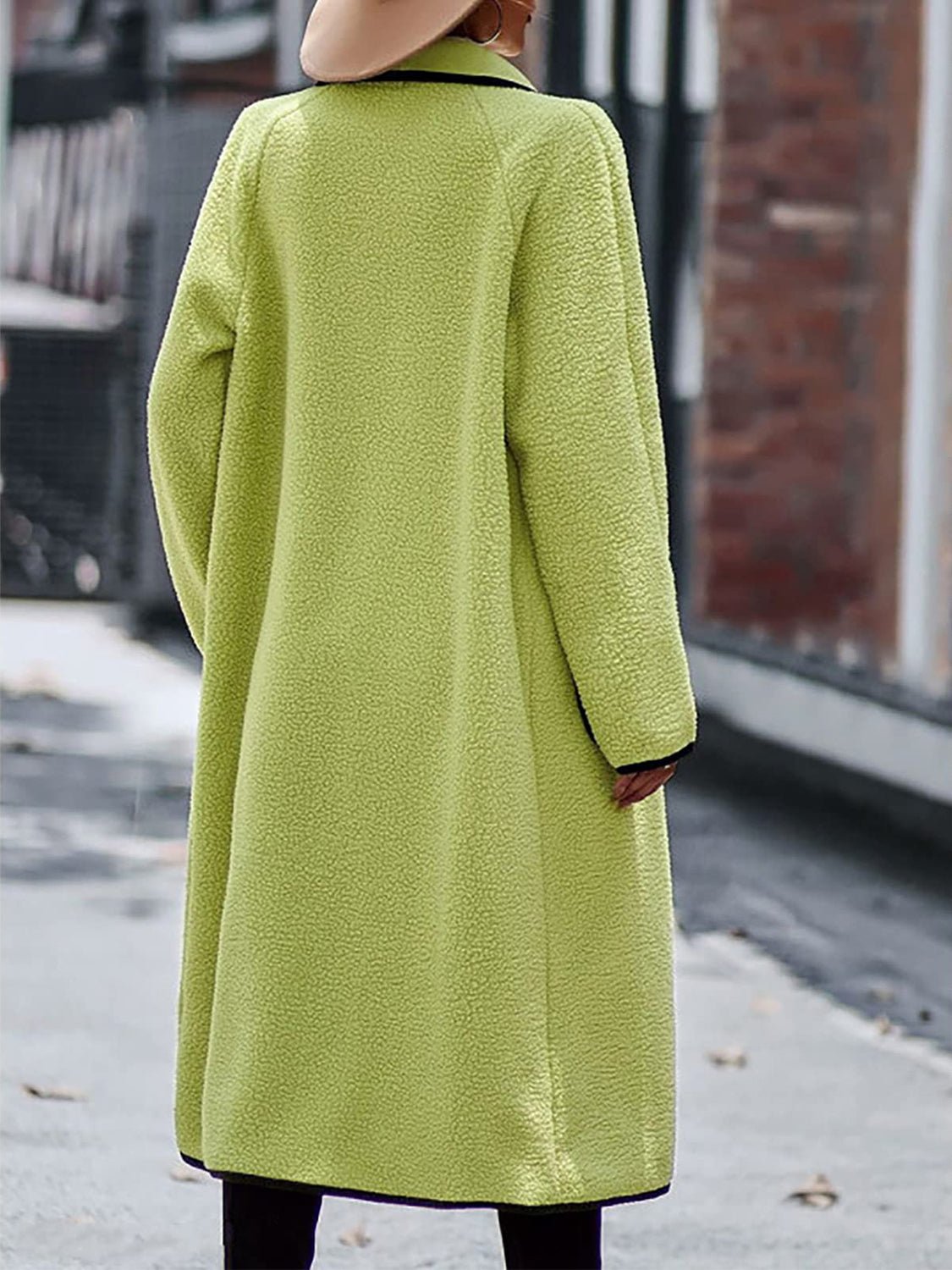 Manteau à manches longues avec bordure contrastée et poches