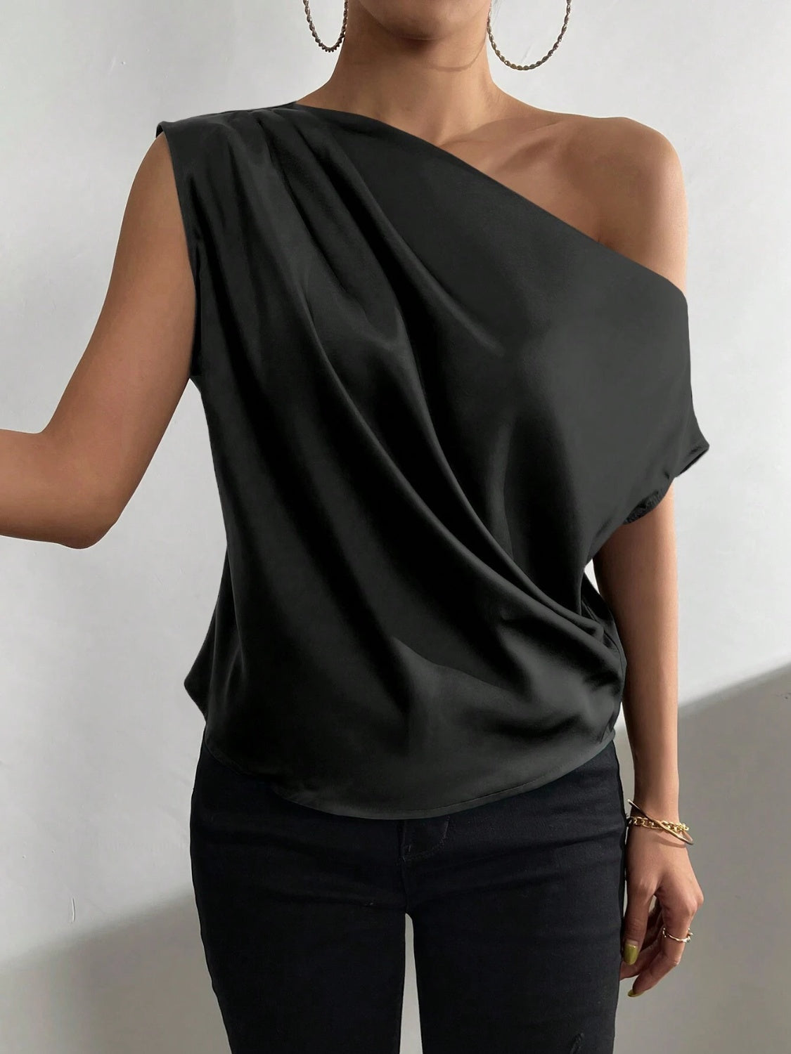 Blusa fruncida de un solo hombro