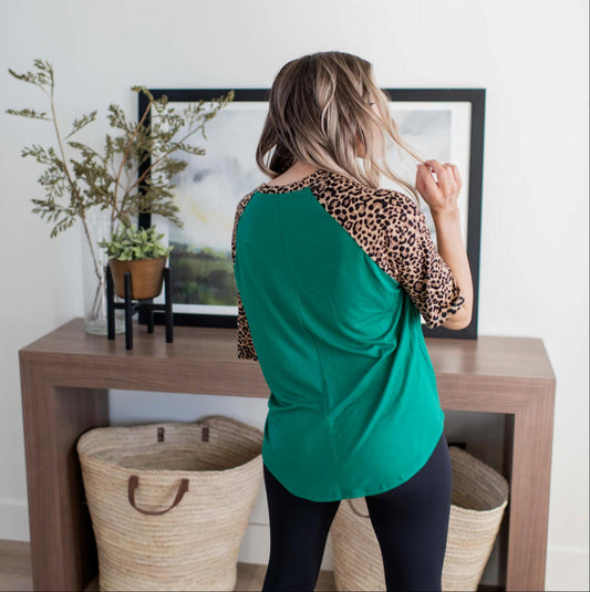 Blusa con estampado de leopardo atrevido
