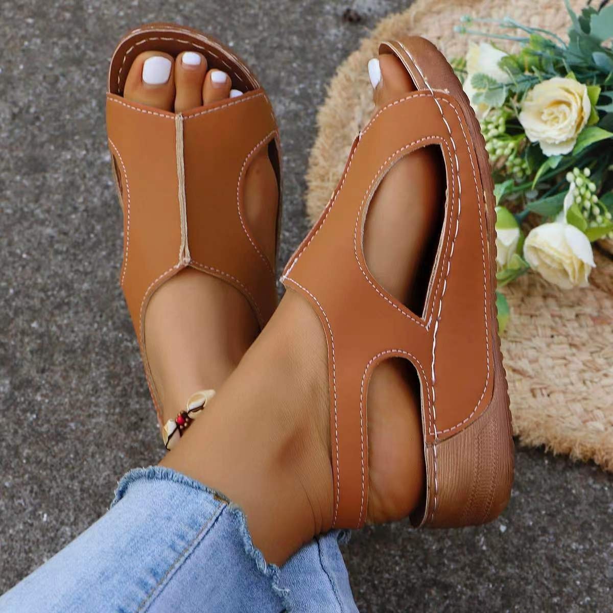 Les chaussures compensées d'été faciles à enfiler