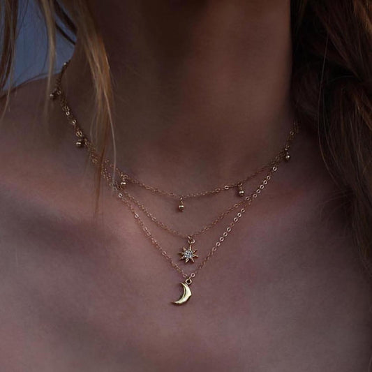 Collier à trois rangs de perles lune et étoile