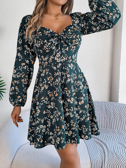 Vestido mini estampado con escote corazón y mangas globo