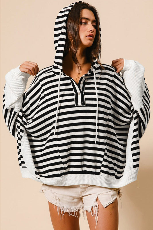 Top con capucha y mangas dolman con botones Henley de rayas extragrandes en blanco y negro