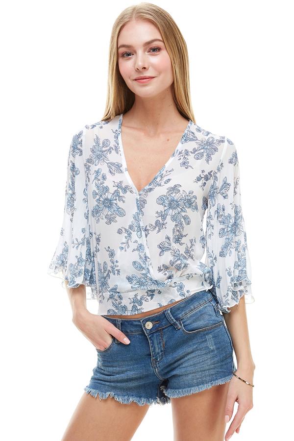 TOP FLORAL DE MANGA LARGA CON SOBREPELLEZ