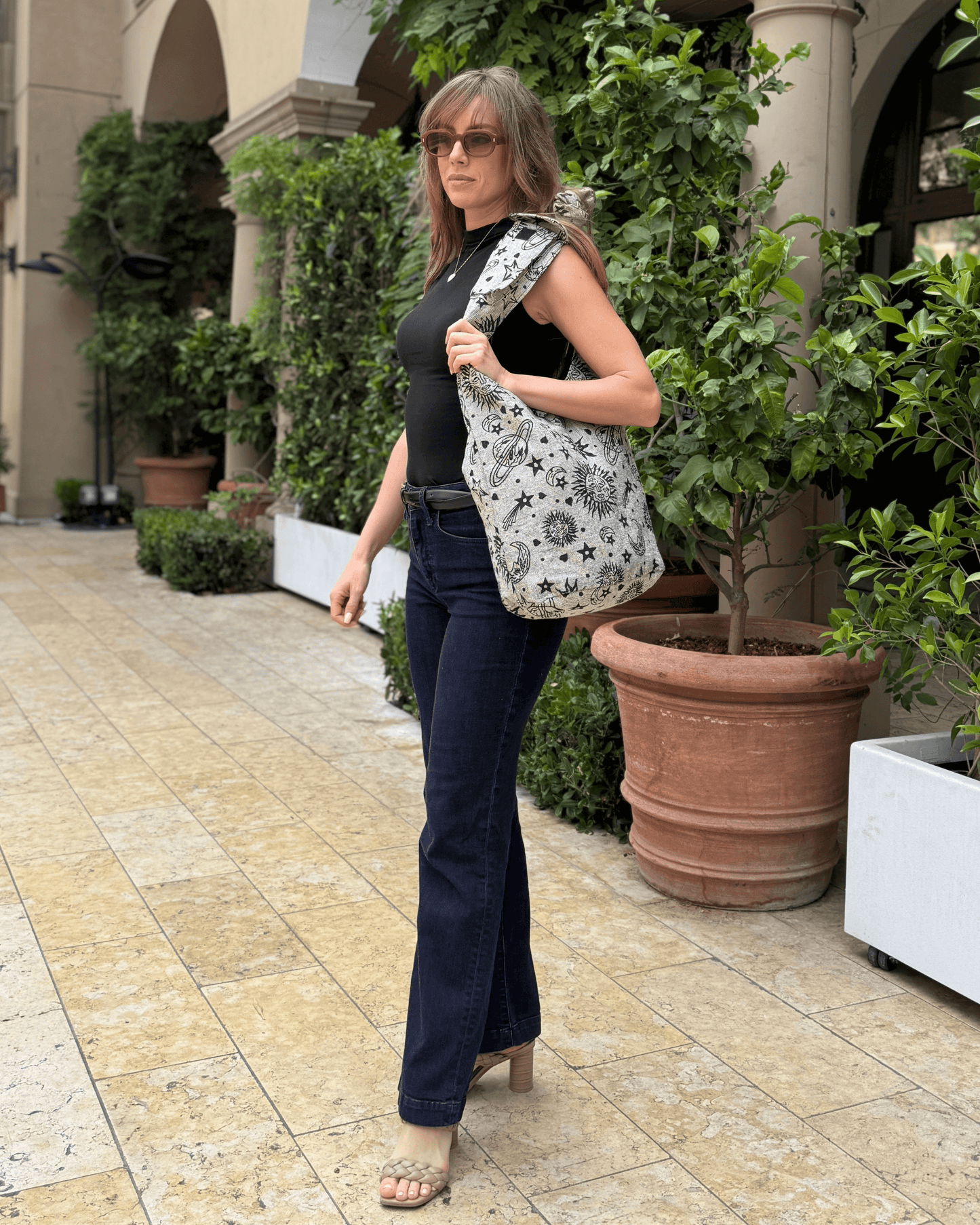 Bolso hobo con estampado celestial de la colección Kathmandu