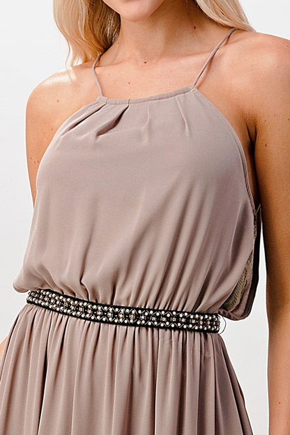 Vestido largo con cuello halter y detalle de cuentas en la cintura