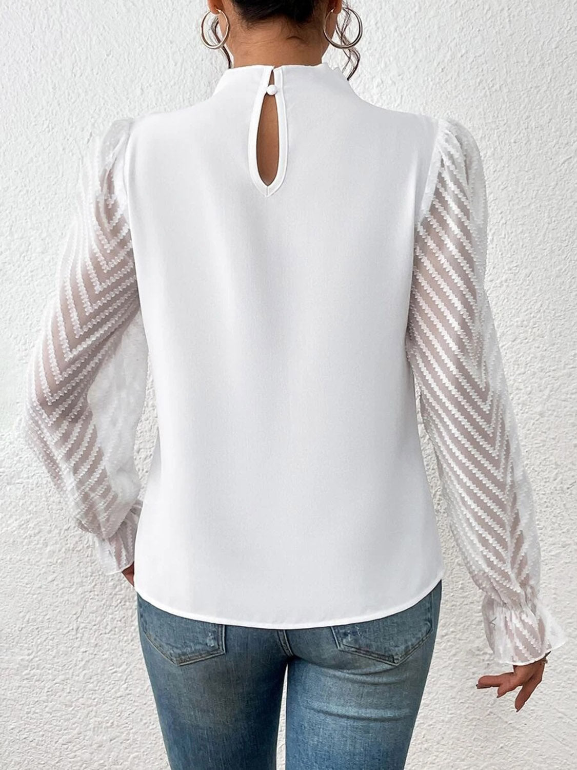 Blusa con cuello alto y mangas con volantes