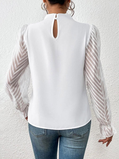 Blusa con cuello alto y mangas con volantes
