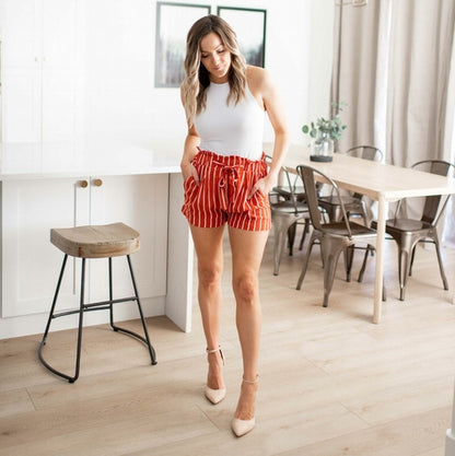 Pantalones cortos tejidos con cintura paperbag alta, lazo frontal y rayas múltiples