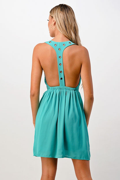 Vestido sin mangas de corte A con detalle de ojales