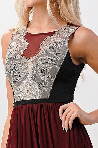 Robe longue superposée en dentelle contrastée