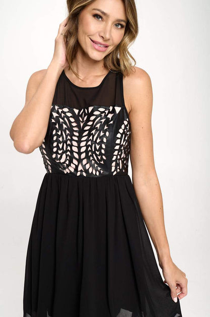 Robe ajustée et évasée sans manches découpée au laser pour femme