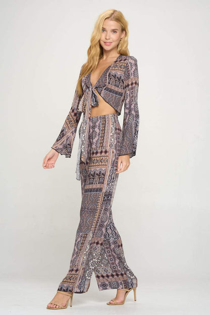 Conjunto de top corto con mangas acampanadas y pantalón de pierna ancha estilo bohemio chic