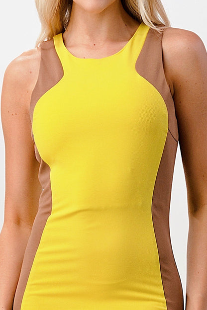Vestido mini ajustado esculpido con paneles en contraste