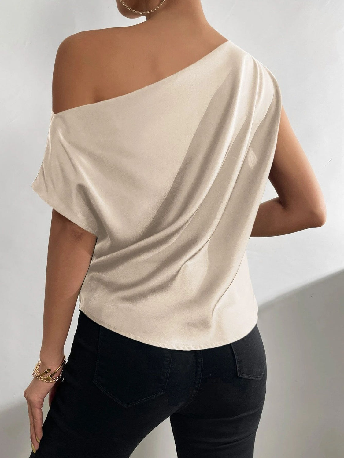Blusa fruncida de un solo hombro