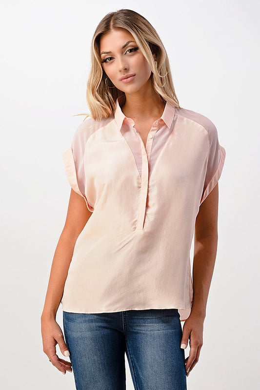 Blusa de satén con botones y mangas enrolladas