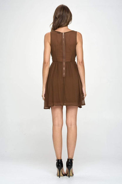 Robe ajustée et évasée sans manches découpée au laser pour femme